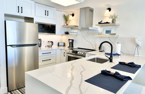 Panama City Beach Condo | 🏖L👀K~Beautifully Renovated🤩Beachfront FreeWiFi~Luxury Edition~1 King 🛏️+Bunks 5 ⭐️