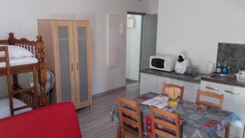 Salin-de-Giraud Apartment | L'oiseau bleu