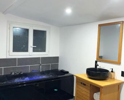 Mougins Apartment | L'Oranger - Magnifique Studio Indépendant Sur Mougins avec Jacuzzi Privé - Parking - Climatisation