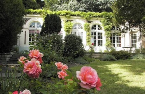 Versailles House | L'Orangerie White Palacio - Fuchsia