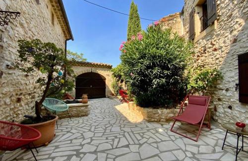 Pouzilhac House | L'Uzétienne- Large residence with pond and patio!