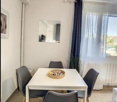 Livry-Gargan Apartment | L03 Villa Dengous - Cozy Aéroport CDG Wifi 4 pers