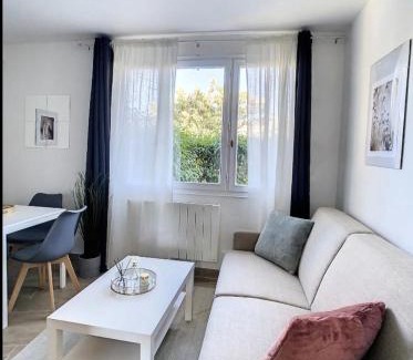 Livry-Gargan Apartment | L03 Villa Dengous - Cozy Aéroport CDG Wifi 4 pers