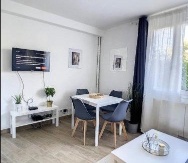Livry-Gargan Apartment | L03 Villa Dengous - Cozy Aéroport CDG Wifi 4 pers