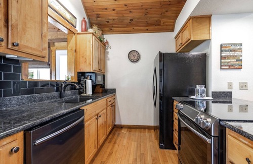 Branson West Cabin | L051, "Almost Heaven" 3-BR ForestView Cabin Sleeps 8