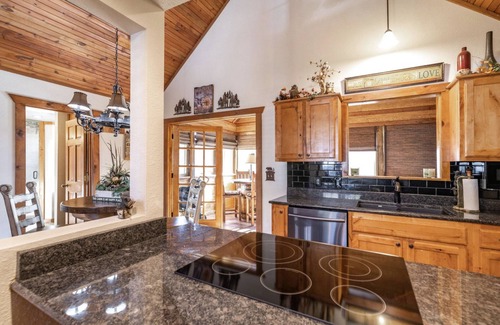 Branson West Cabin | L051, "Almost Heaven" 3-BR ForestView Cabin Sleeps 8