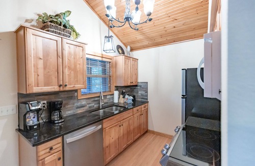 Reeds Spring Cabin | L069, Lakeside Delight 2Br Lakefront Cabin