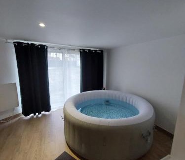 Livry-Gargan Apartment | L09 Jacuzzi 5 Étoile by Villa Dengous