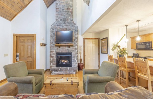 Reeds Spring Cabin | L119, 4 Br Lakefront Cabin, Pets, Fishing, Pool, Plygnd, Fun, Nr Silver Dollar