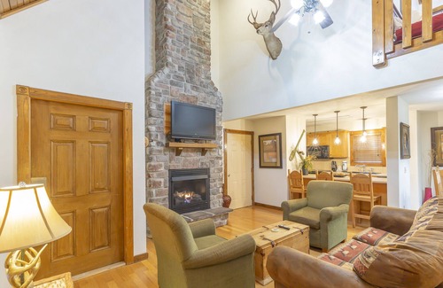 Reeds Spring Cabin | L119, 4 Br Lakefront Cabin, Pets, Fishing, Pool, Plygnd, Fun, Nr Silver Dollar