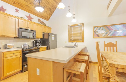 Reeds Spring Cabin | L130 3-Bedroom with Loft Lakeview Cabin