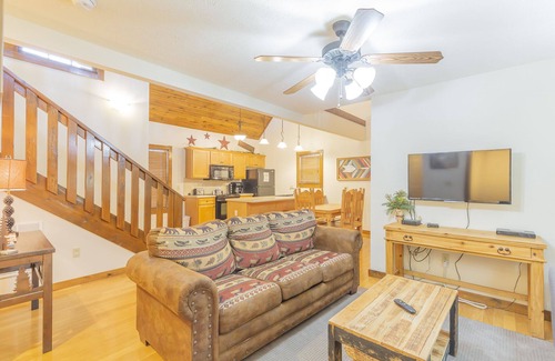 Reeds Spring Cabin | L130 3-Bedroom with Loft Lakeview Cabin