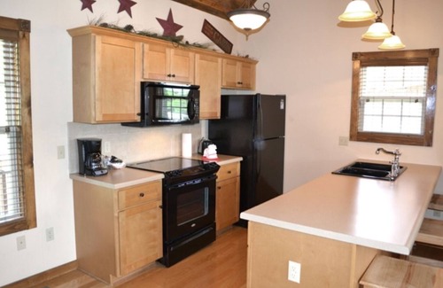 Reeds Spring Cabin | L131, 4Br, 3Ba, 1 Br Loft w/BunkBed Lkvw Cabin