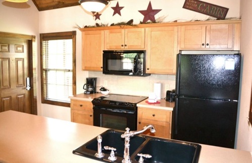 Reeds Spring Cabin | L131, 4Br, 3Ba, 1 Br Loft w/BunkBed Lkvw Cabin
