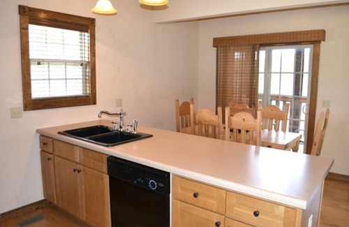 Reeds Spring Cabin | L131, 4Br, 3Ba, 1 Br Loft w/BunkBed Lkvw Cabin