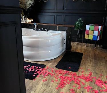 Saint-Omer Hotel | La 104 Picasso Suite tendance dans maison réservée aux hôtes