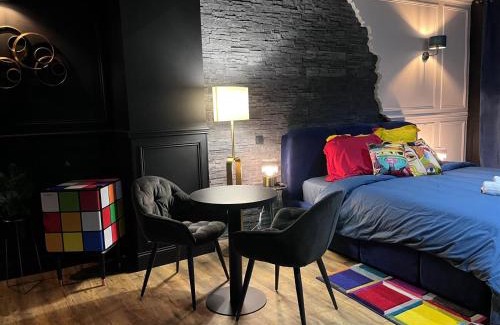 Saint-Omer Hotel | La 104 Picasso Suite tendance dans maison réservée aux hôtes