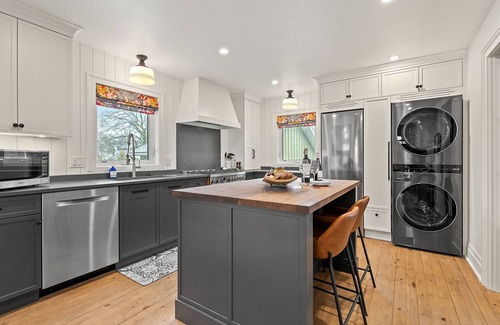Old Town Historic District House | La Bella Rosa, Queen Street is your backyard!