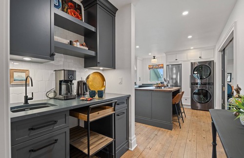 Old Town Historic District House | La Bella Rosa, Queen Street is your backyard!