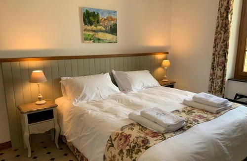 Le Somail Bed & Breakfast | La Bergerie Antoine Laurier Rose King Room - Deluxe South of France Experience
