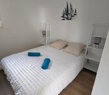 Perros-Guirec House | La Bernique blanche de Perros vue mer 4 personnes