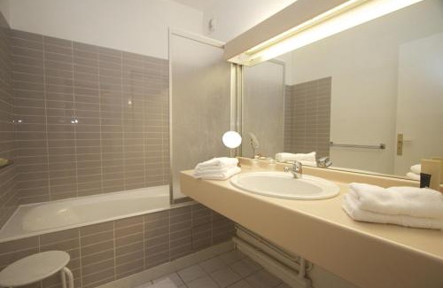 Saint-Martin-du-Vivier Hotel | La Berteliere, The Originals Relais