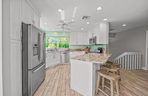 Anna Maria House | La Buena Vida - Bright Beachy Canal Front Steps to Beach PoolSpa Dock Beach Gear Dogs OK