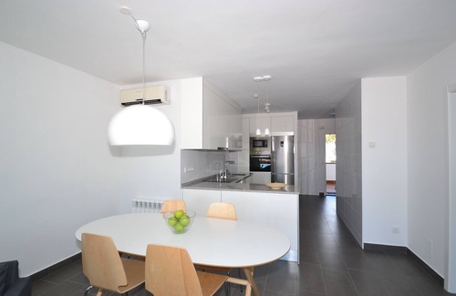 Sitges Apartment | La Bufera - Sleeps 6, three bedrooms , 2 bathrooms , balcony, comunal Pool.