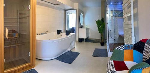 Old Town Apartment | La bulle cathédrale SPA - SAUNA - HAMMAM - CHAMPAGNE