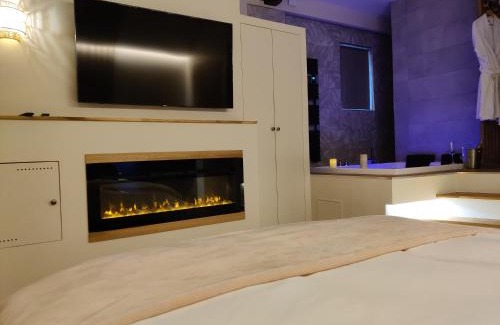 Sacy-le-Grand Apartment | LA BULLE ROMANTIQUE, Suite avec jacuzzi privatif