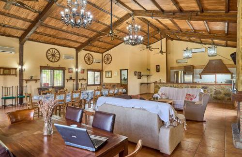La Carlota House | La Cabaña piscina y jardín