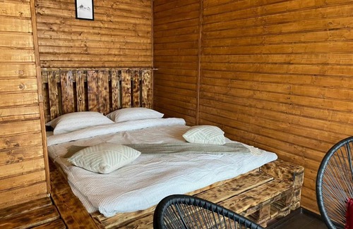 Oestii Paminteni Ski Chalet | La Cabană By the Lake