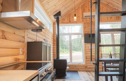 Mauricie Ski Chalet | La Cabane du Pêcheur. At the water's edge