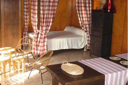 Saint-Laurent-sur-Sevre House | La Cabane du Commandeur