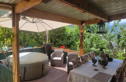 Valdeblore Bed & Breakfast | LA CABANE, petite chambre agréable chez l'habitant, maison toute en bois
