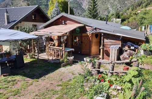 Valdeblore Bed & Breakfast | LA CABANE, petite chambre agréable chez l'habitant, maison toute en bois