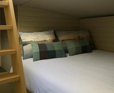 Saint-Cloud Boat Rental | La cabine du capitaine