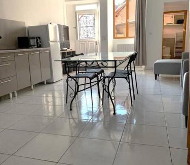 Armeau Apartment | La Cachette Calme à Armeau
