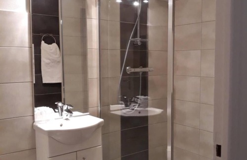 Riom Hotel | La Caravelle