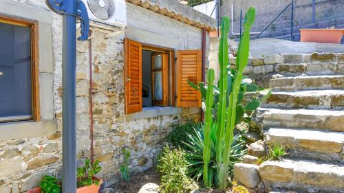 Capo d'Orlando House | La Casa dei due Ulivi