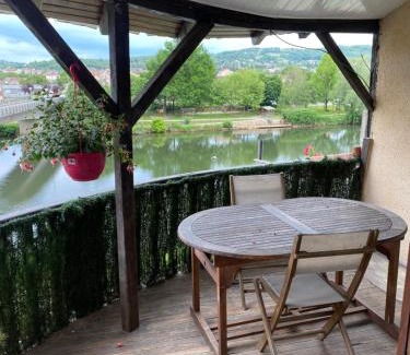 Capdenac-Le-Haut Apartment | La casa du port, Chambres, suite privée, appartement avec vue sur la rivière
