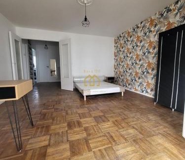Monplaisir Apartment | La Casa Jungle, 3 bedrooms, Angers