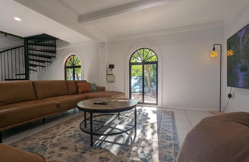 Leanyer Villa | La Casa Tropical - Your own private oasis!
