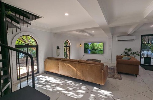 Leanyer Villa | La Casa Tropical - Your own private oasis!