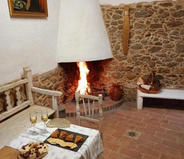 Castillo de Bayuela House | La Casita De Albino