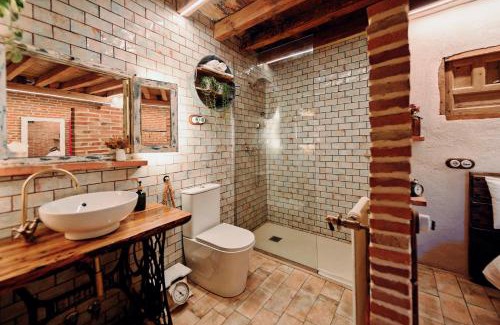 Castillo de Bayuela House | La Casita De Albino