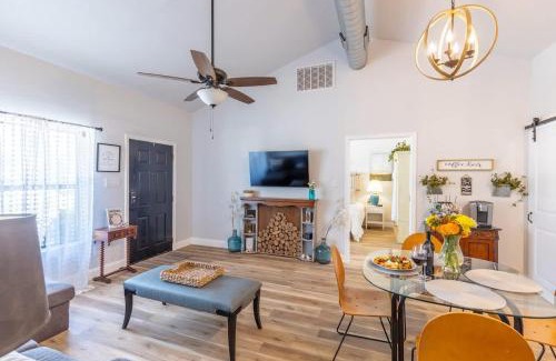 Fredericksburg House | La Casita: Hot-tub & Firepit, 15 min to Fred!
