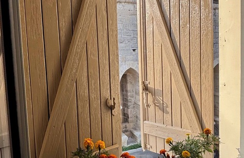 Aigues-Mortes Bed & Breakfast | La CAVALIERE, Breakfast room included. SOL en CIEL house