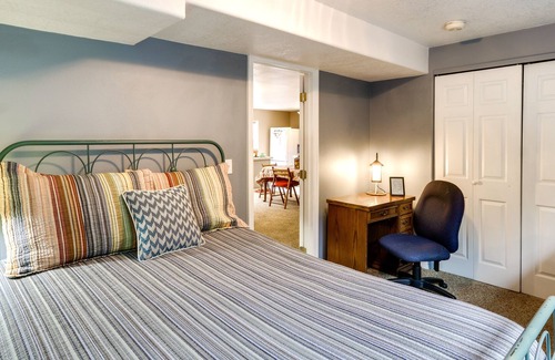 La Center Apartment | La Center Vacation Rental w/ Deck & Hot Tub Access