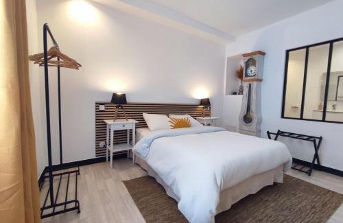 Argenton-sur-Creuse Apartment | La Chambre Jaune - Chambre avec salle de bain